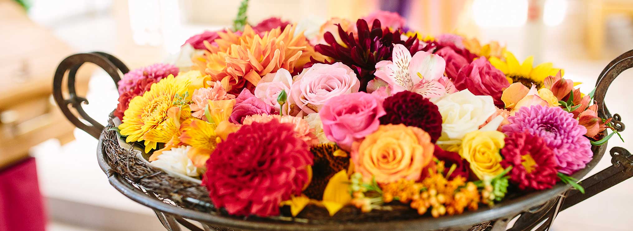 Ein prachtvolles Blumenarrangement der Bestattungsschmiede mit bunten Blüten, das eine würdevolle Atmosphäre schafft.