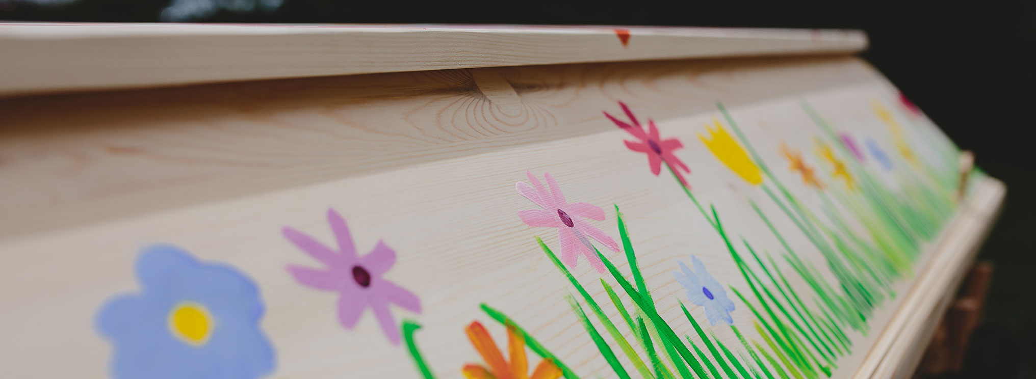 Eine Nahaufnahme von selbst bemalten Holzkisten als Erinnerungsstücke.