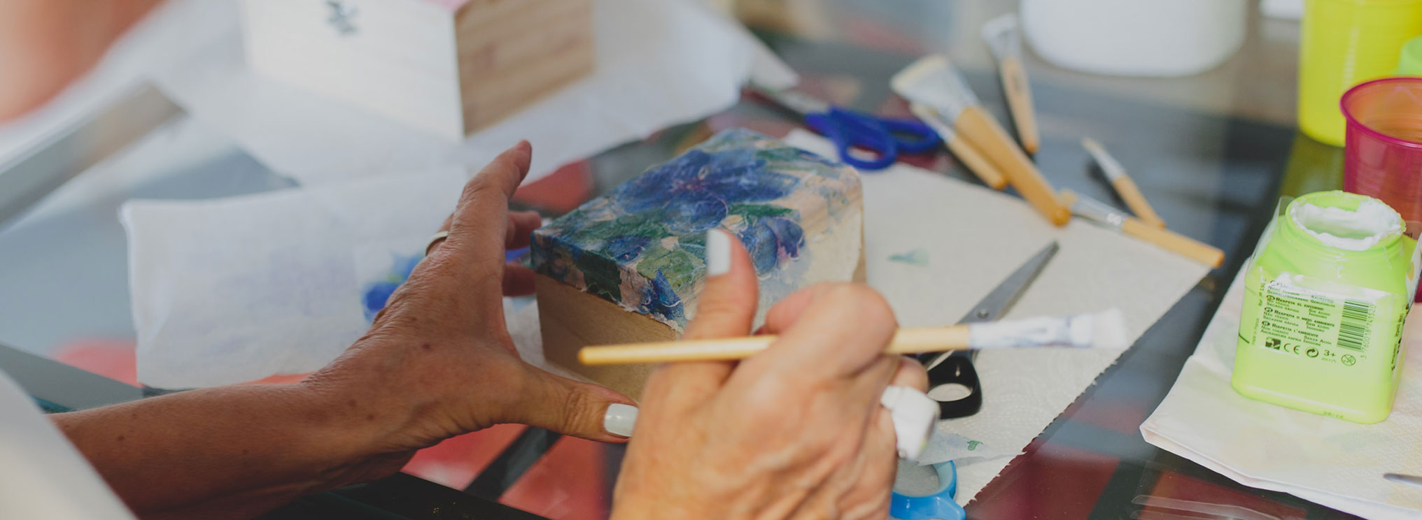 Ein handbemalter Abschiedssarg der Bestattungsschmiede Stuttgart mit bunten Blumenmustern auf hellem Holz.